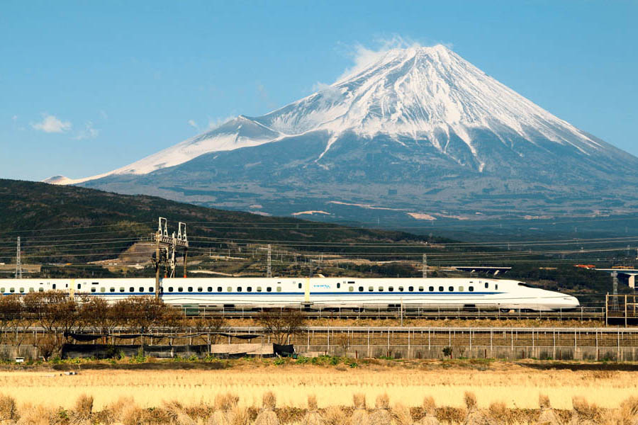 Shinkansen_N700_with_Mount_Fuji_1.jpg